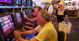 Studio kasino langsung solo togel dengan setup multi-kamera dan meja dealer profesional